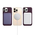 thumbnail image 4 of Funda de piel para iPhone 13 Pro con carga inalámbrica rápida MagSafe - Cereza oscuro, 4 of 8