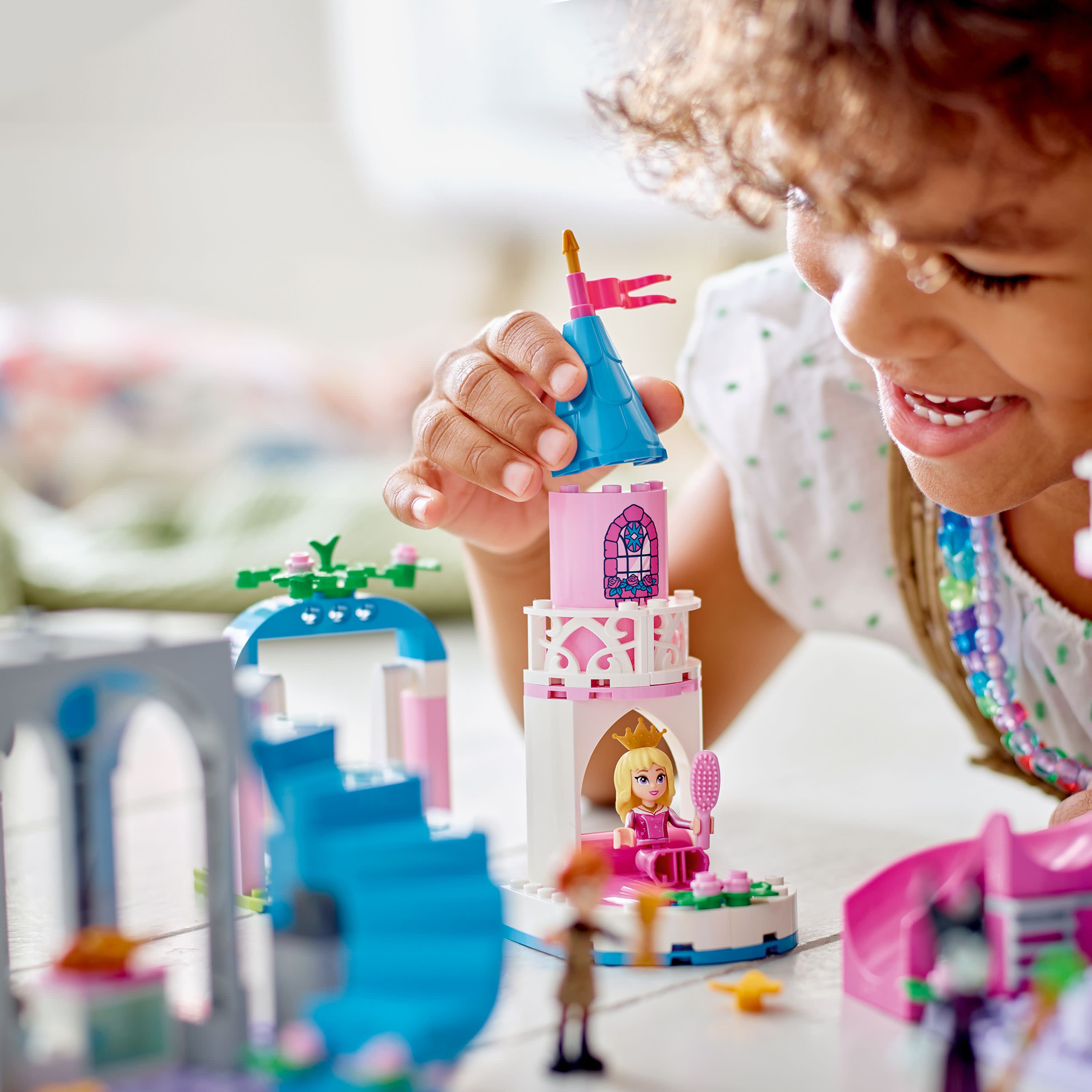 LEGO Disney Princess 43211 Le château d'Aurore, Jouet pour Filles et  Garçons 4 Ans, Figurines Belle au Bois Dormant, Prince Philippe et  Mini-Poupée Maléfique pas cher 