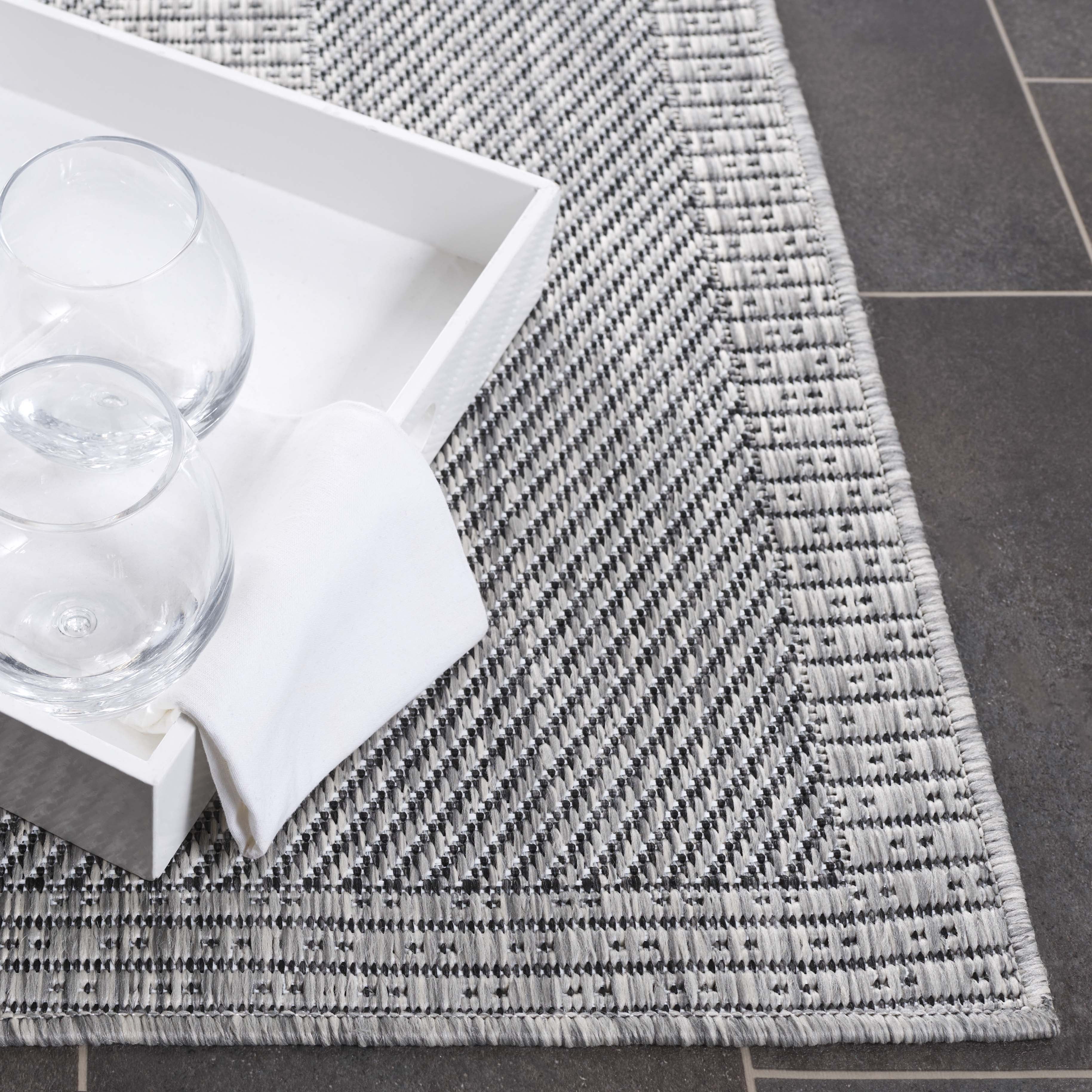 SAFAVIEH Beach House Joakim Bordered Indoor/Outdoor Area Rug, Gray/Charcoal, 5'3" x 7'6"