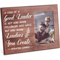thumbnail image 1 of Una señal de un buen líder no es la cantidad de seguidores que tienes Marco de fotos de 4 x 6 pulgadas para colgar o sobre la mesa, marco rústico de madera para regalos motivacionales para líder de, 1 of 5