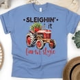 thumbnail image 1 of Sleighin' It T-Shirt Style Ferme / Tracteur Rouge Tee de Noël, CarolinaBlue, Taille P, 1 of 6
