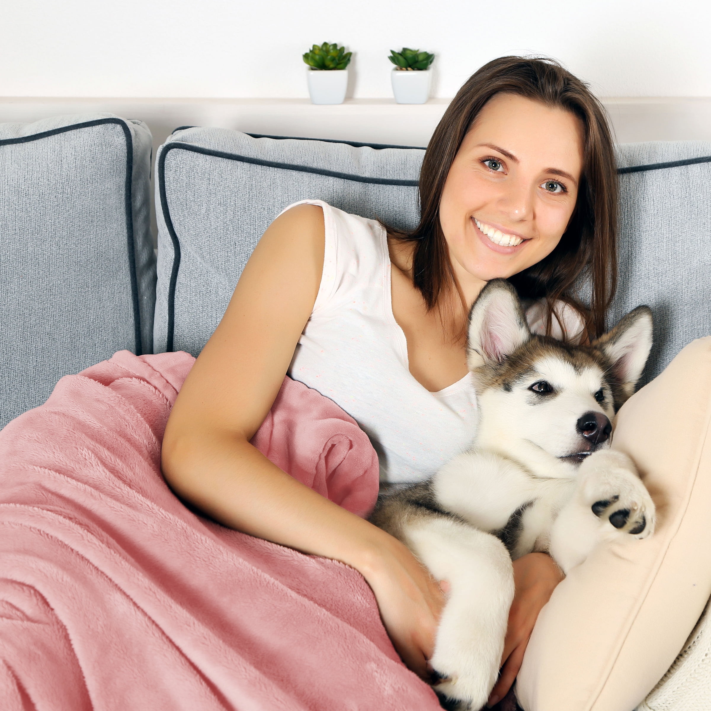 PETMAKER 50x60-Inch Reversible Sherpa Fleece Waterproof Dog Blanket (Pink)