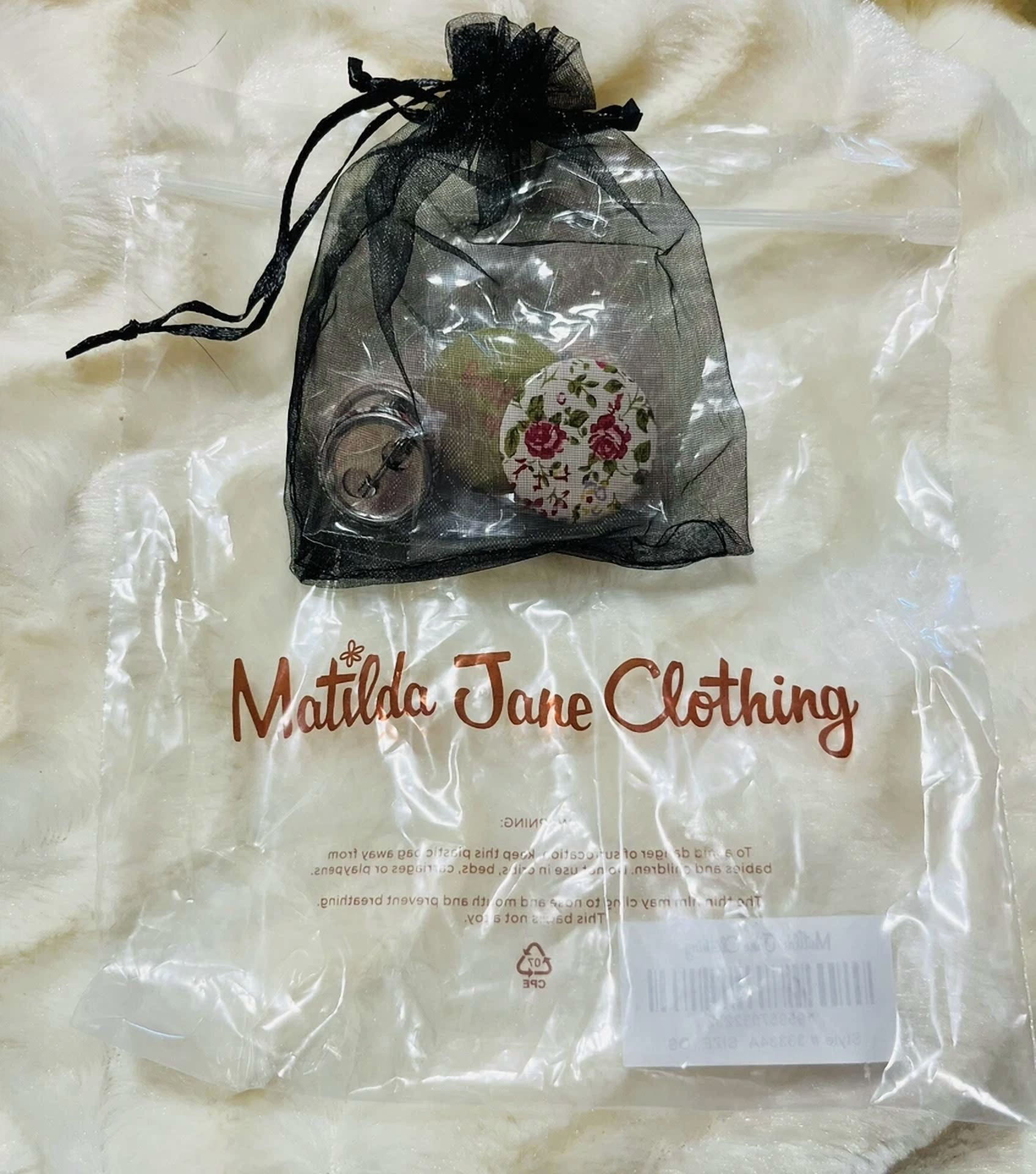 CIRCLE- Matilda, Jane Clothing, Set Six Button Pins New