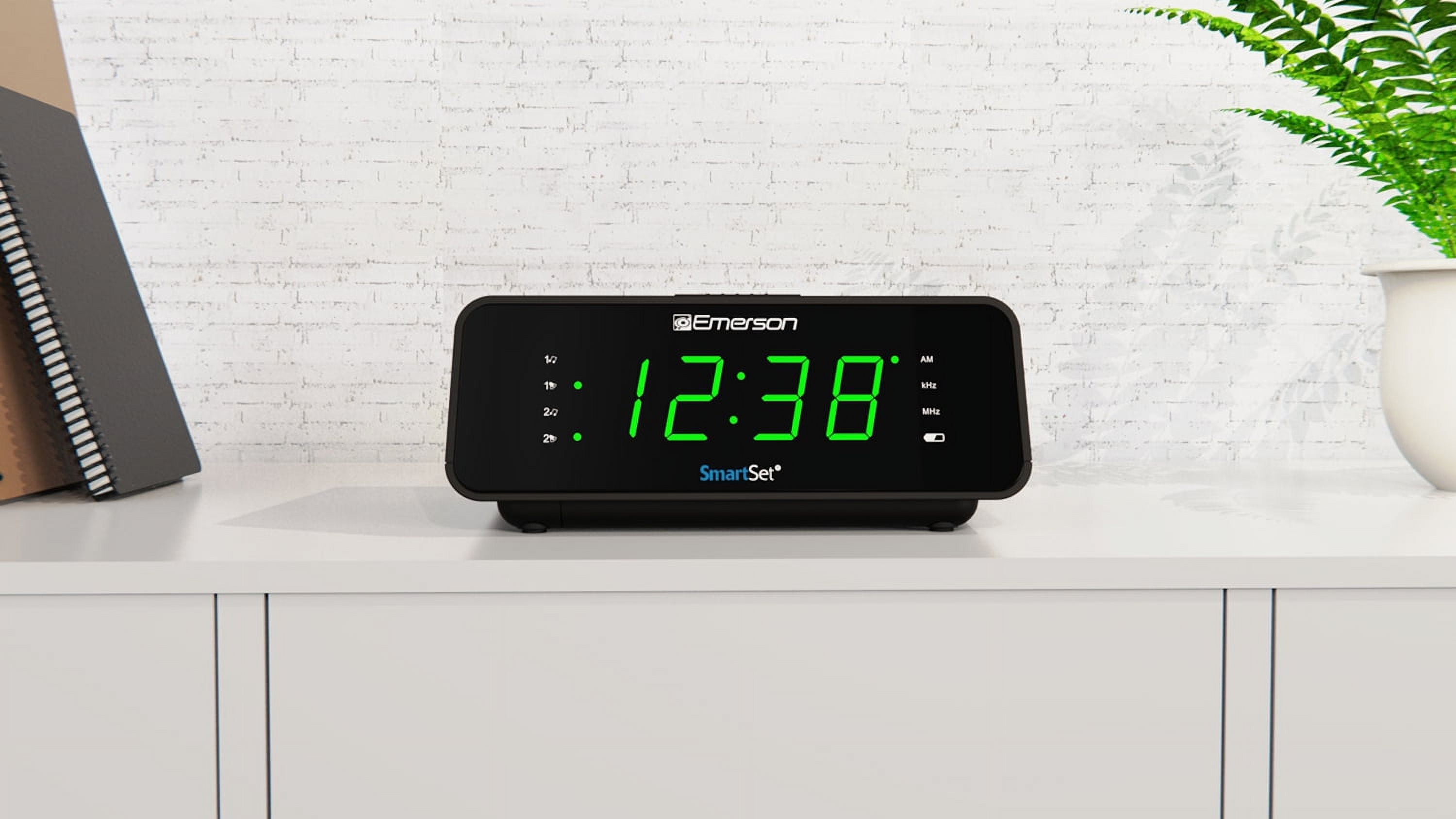 Emerson SmartSet AM/FM Dual Alarm Clock Radio, 0.9" Jade Green LED Display, CKS1900