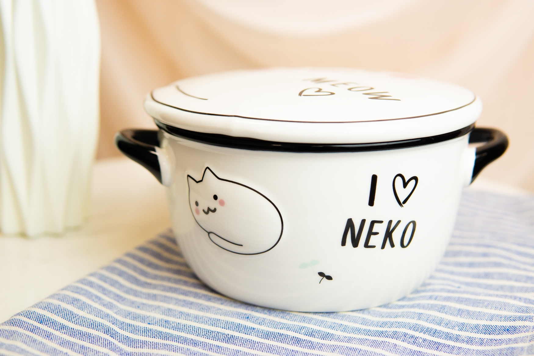 Ebros Pack Of 2 White Maneki Neko Lucky Cat Porcelain Kids Food Bowls W/Lid 25Oz