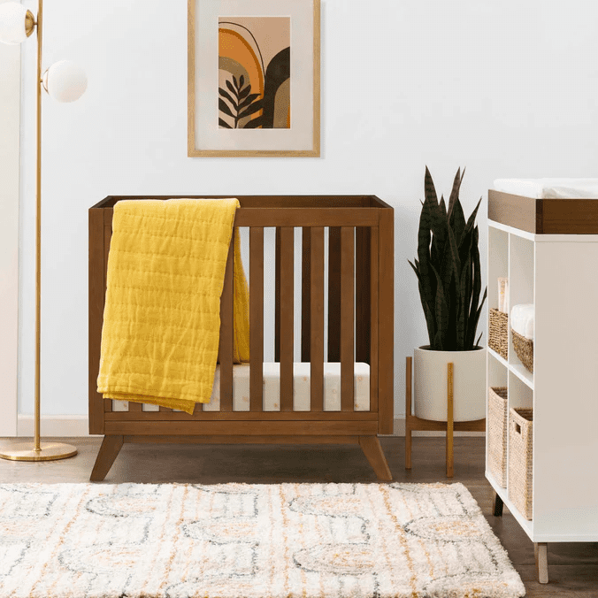 DaVinci Otto 3-in-1 Convertible Mini Crib with 4" Mattress in Walnut