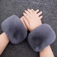 thumbnail image 1 of Mangas de piel de conejo de imitación de Color sólido coreano para mujer, puños a prueba de viento de invierno, trabillas para la mano, muñeca gruesa Tou LingWen 8390611080655, 1 of 1
