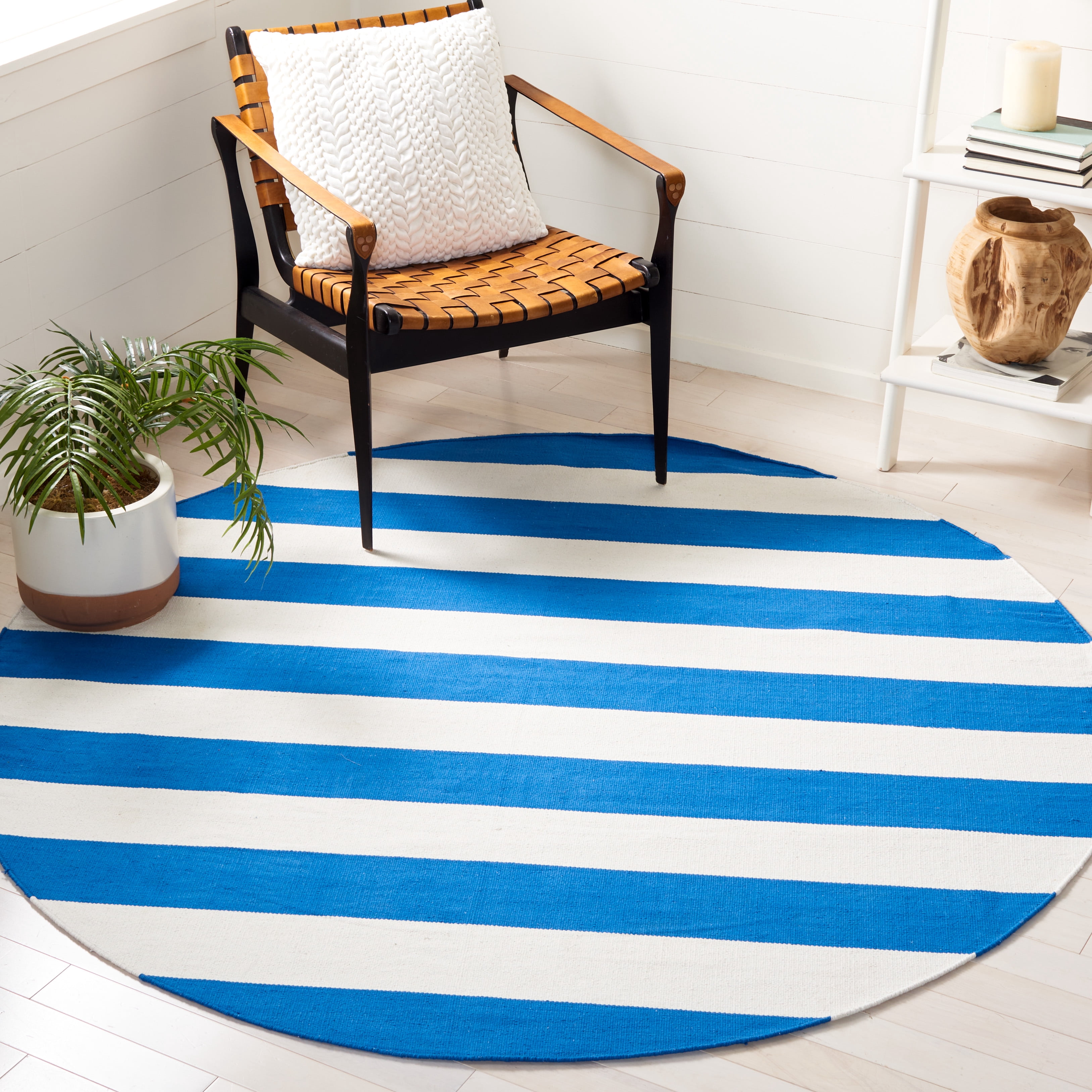 SAFAVIEH Montauk Saranna Geometric Cotton Area Rug, Blue/Ivory, 8' x 8' Round