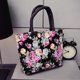 thumbnail image 4 of Bolsa Precioso bolso de lona con estampado de flores para mujer, bolso portátil para el almuerzo (negro) JShteea Para Estrenar, 4 of 6