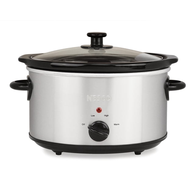 nesco sc-4-25, olla de cocción lenta, 4 cuartos, plateada; vista frontal centrada de cuerpo metálico plateado con asas negras y tapa de vidrio, perilla frontal con posiciones alto/bajo/mantener caliente y luz indicadora, recipiente cerámico extraíble apto para refrigerador u horno; a menudo se usa también para mantener salsas o guisos pequeños durante reuniones.