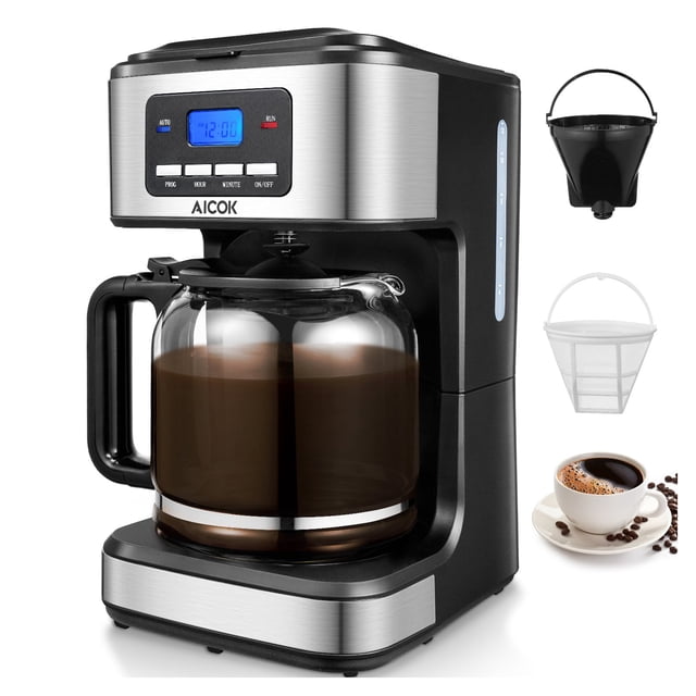 cafetera aicok programable digital 12 tazas, vista frontal 3/4 de cafetera negra con detalles en acero inoxidable y jarra de vidrio de 1.5 L con mango; panel digital azul con temporizador programable 24 h y botones de intensidad, sistema antigoteo, filtro reutilizable y placa caliente antiadherente; también suele usarse para calentar agua para té en tazas pequeñas.