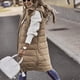 thumbnail image 4 of Chaqueta de bolsillo sin mangas con chaleco acolchado de longitud media y un solo pecho con capucha de color liso para mujer, 4 of 4