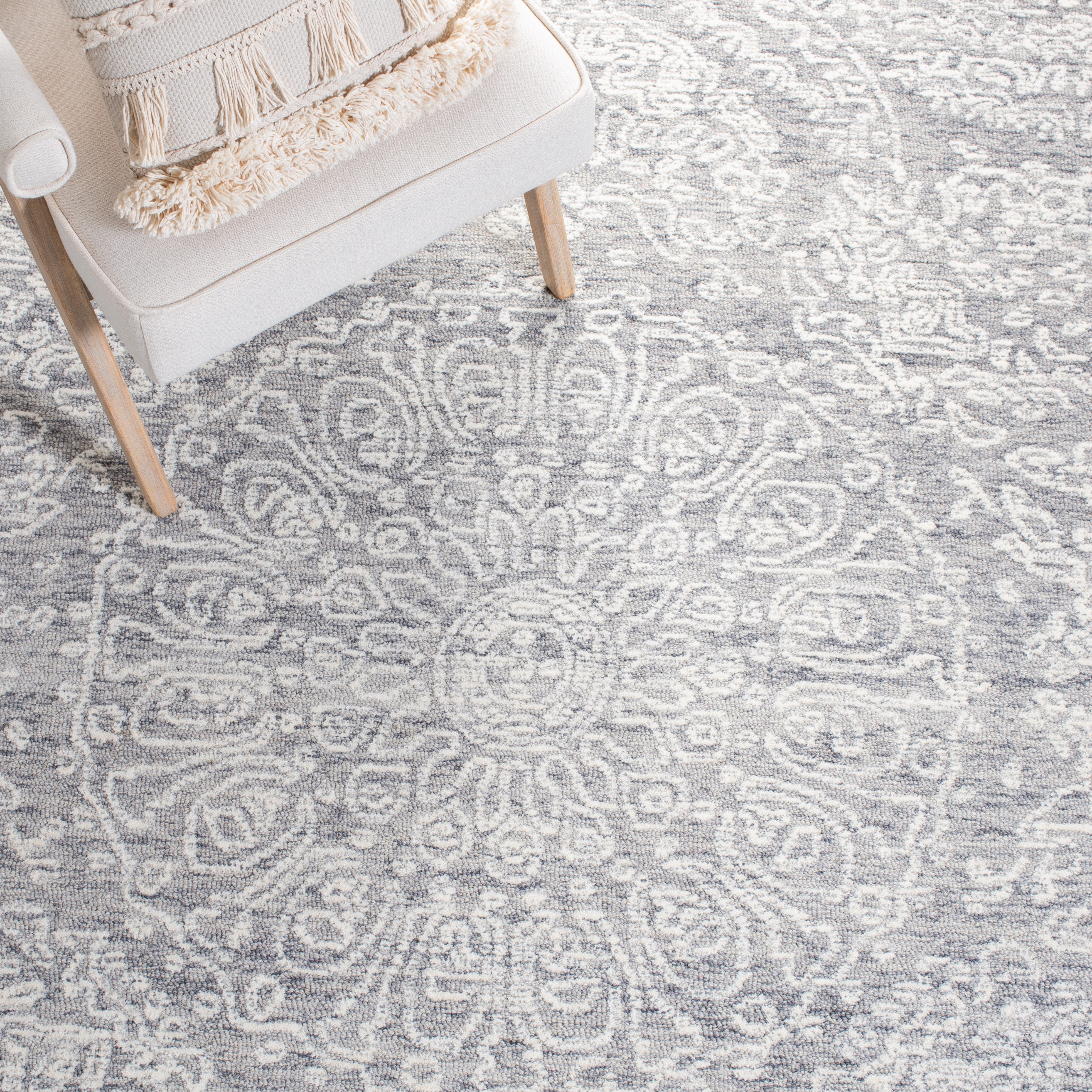 Safavieh Metro Alaois Medallion Area Rug, Gray/Ivory, 4' x 6'