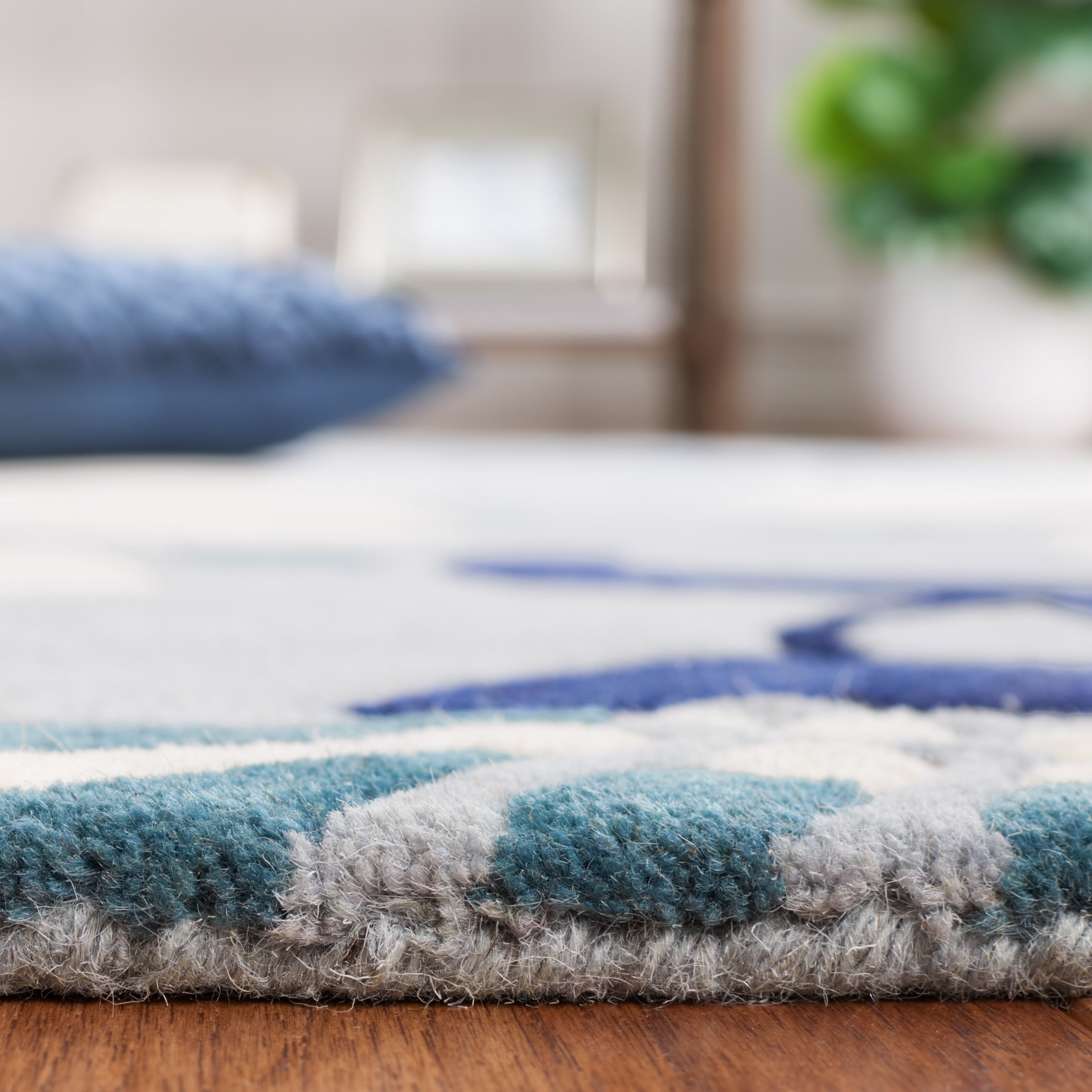 SAFAVIEH Soho Gibson Floral Area Rug, Blue/Ivory, 6' x 6' Round