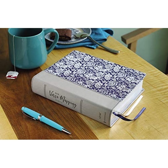 Pre-Owned Niv, Verse Mapping Bible, Leathersoft, Navy Floral, Thumb Indexed, Comfort Print: Find Connections in Scripture Using a Unique 5-Step Process Paperback