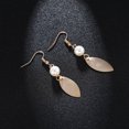 thumbnail image 4 of Pendientes largos con borlas y hojas Minnieouse para mujer con perlas de imitación color oro, 4 of 5