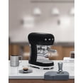 thumbnail image 2 of Smeg Cafetera espresso manual con varilla de vapor, 15 bares de presión, filtro porta de acero inoxidable, calentador de tazas pasivo, controles fáciles de usar y cuchara medidora fabricada en Italia, 2 of 5