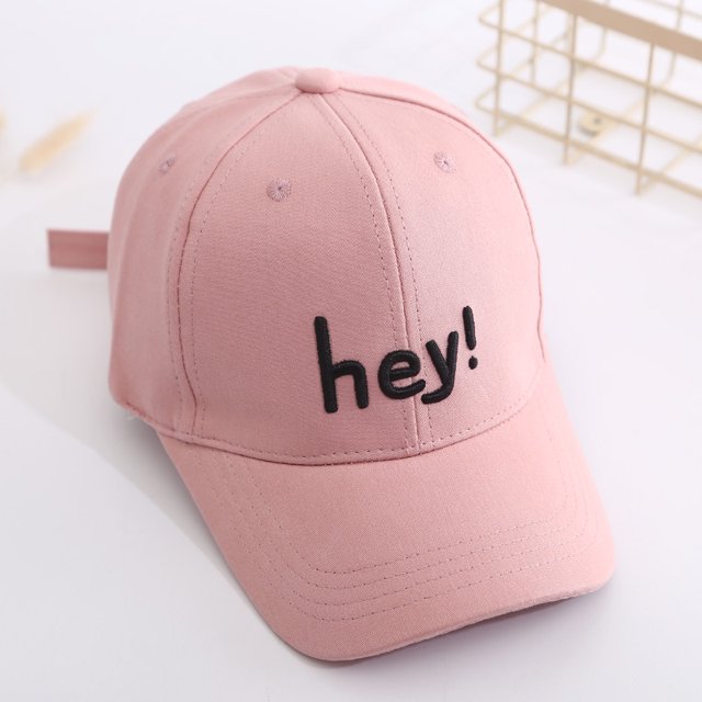 Gorra de béisbol para niños "Hey" Bordado de letras Protección solar Sombrilla Sombrero Actividades al aire libre para niños y niñas