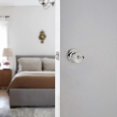 thumbnail image 4 of Juego de manija de entrada en cromo pulido, cerradura de puerta con diseño de tulipán para puertas interiores con llave, ideal para habitaciones que requieren seguridad adicional, 4 of 5