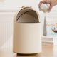 thumbnail image 5 of Mini bote de basura con tapa giratoria y extraíble | Pequeño cubo de basura de plástico para cocina, baño, oficina y escritorio | Cubo de basura compacto para sobremesa y bajo encimera | Blanco o, 5 of 6