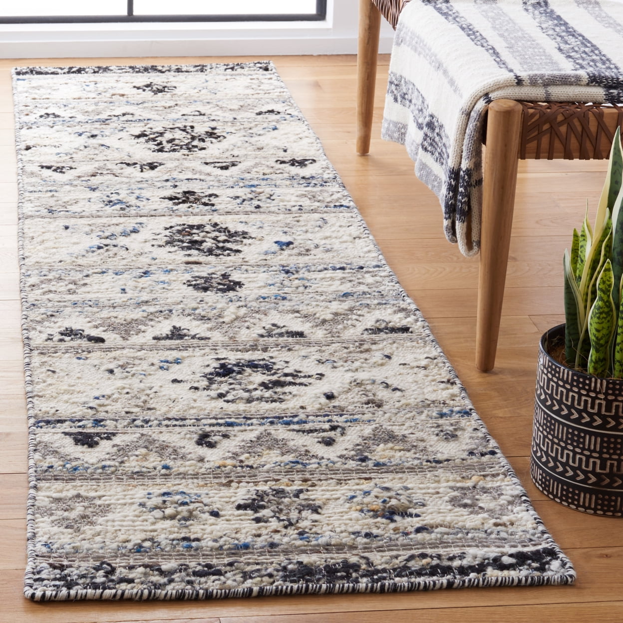 SAFAVIEH Manhattan Cenric Southwestern Area Rug, Ivory/Black, 6' x 6' Round