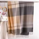 thumbnail image 4 of Bufanda de moda femenina Versión coreana Todo con cuadros clásicos británicos Bufandas cálidas para el cuello de otoño e invierno para estudiantes engrosadas, 4 of 5