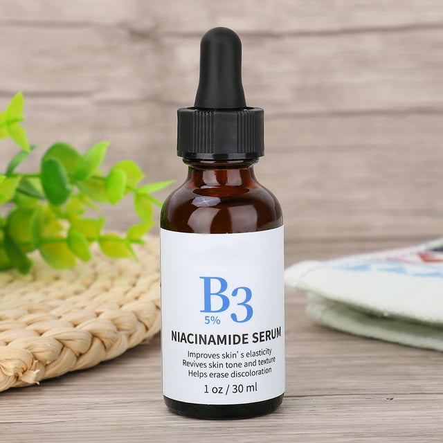 30ml niacinamida vitamina b3 cara hidratante de la piel hidratante que restauración de la piel del rumbo frasco de suero facial 30 ml, vista frontal centrada de vidrio ámbar con gotero negro y etiqueta blanca que muestra 'B3 5% NIACINAMIDE SERUM', sobre mesa de madera con planta y paño al fondo; también suele usarse para guardar pequeños frascos en estuches de viaje.