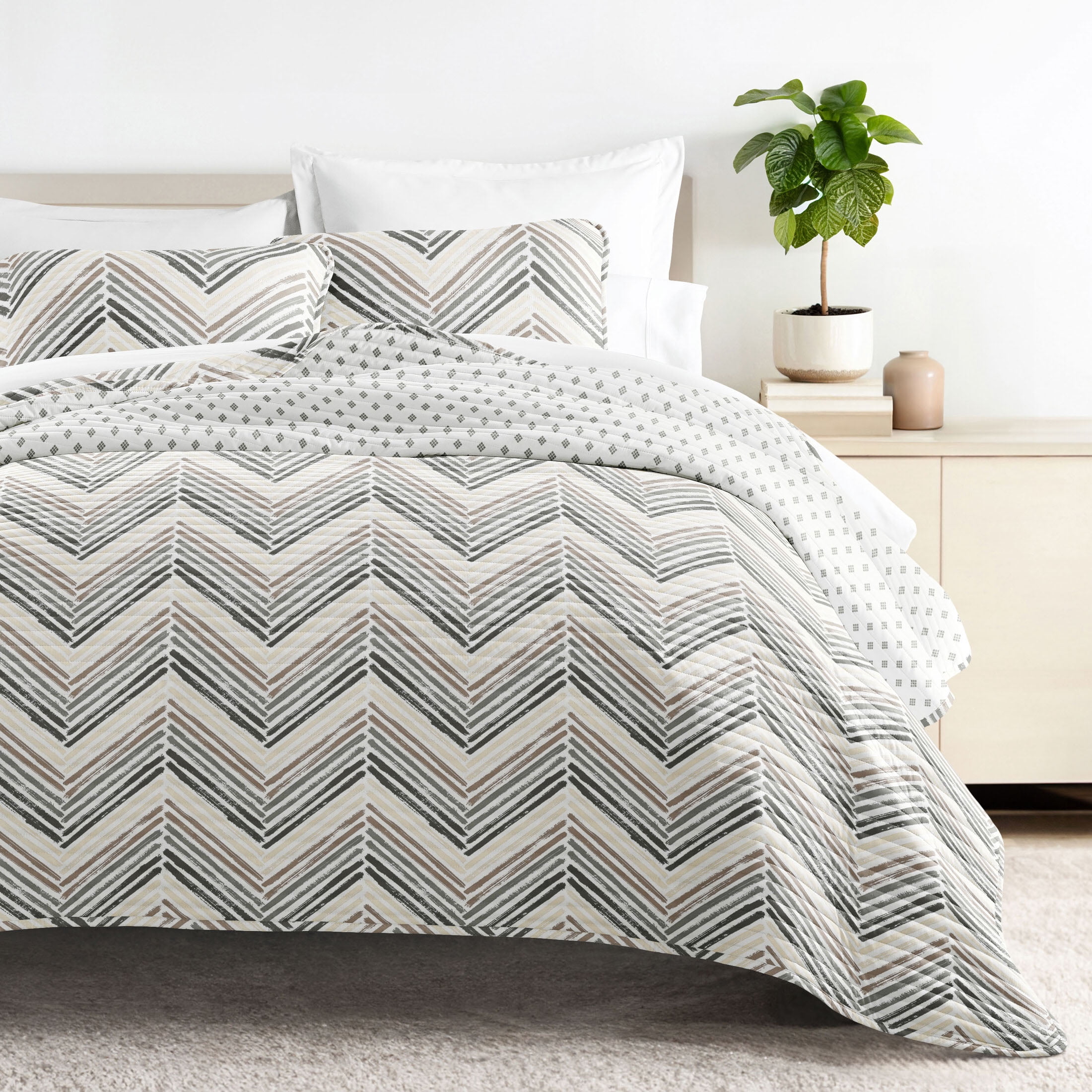 Lightweight Reversible Quilt Sets in Light Gray Painted Chevron Stitched Coverlet for Full/Queen Size Beds by Comfort Canopy