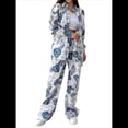 thumbnail image 3 of Conjunto de Pijama para Mujer con Rosas y Mariposas Voladoras, Larga, Botones y Suave para Estar en Casa. Impresiones en Gris Azulado XL, 3 of 8