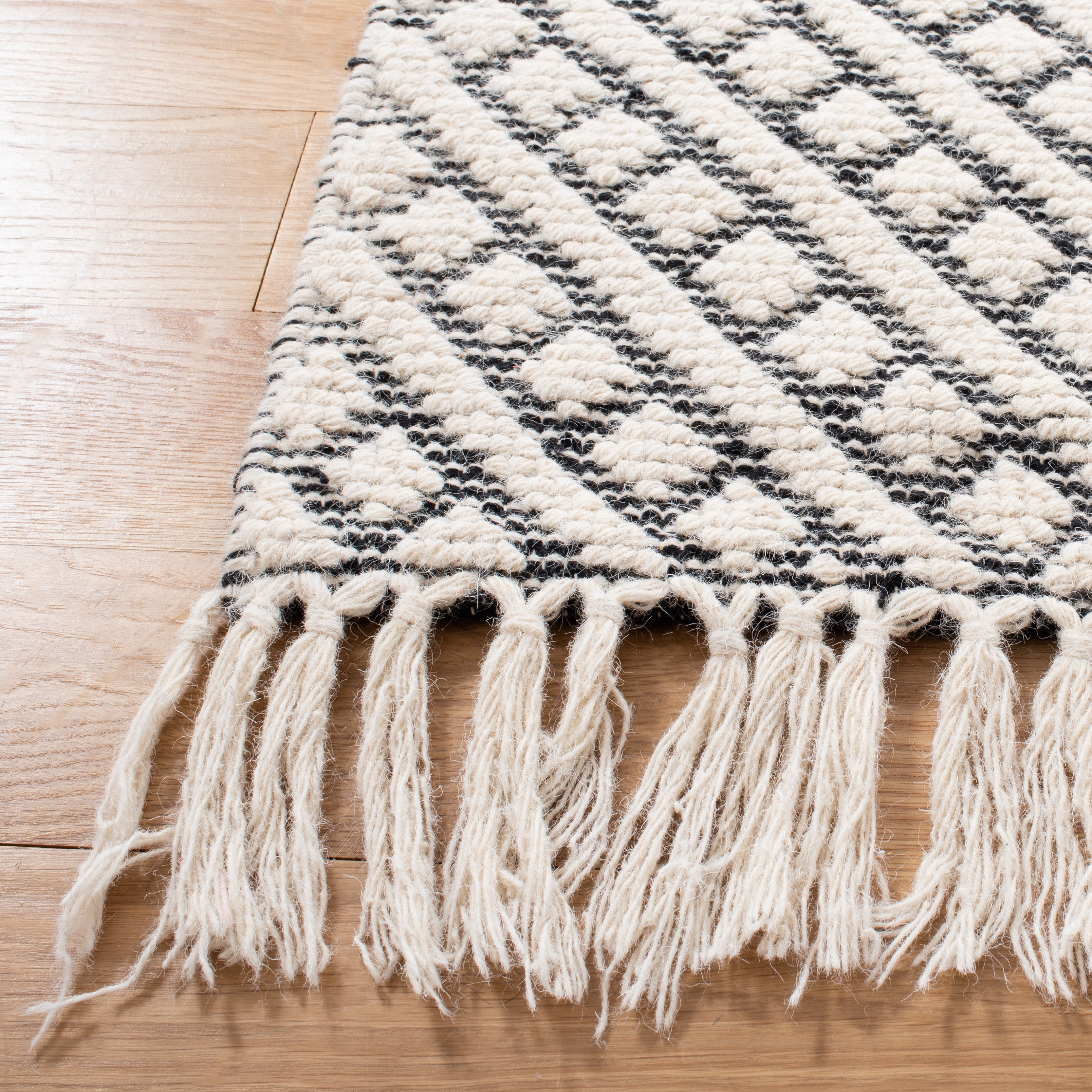 SAFAVIEH Natura Bradach Geometric Runner Rug, Ivory/Black, 2'3" x 6'
