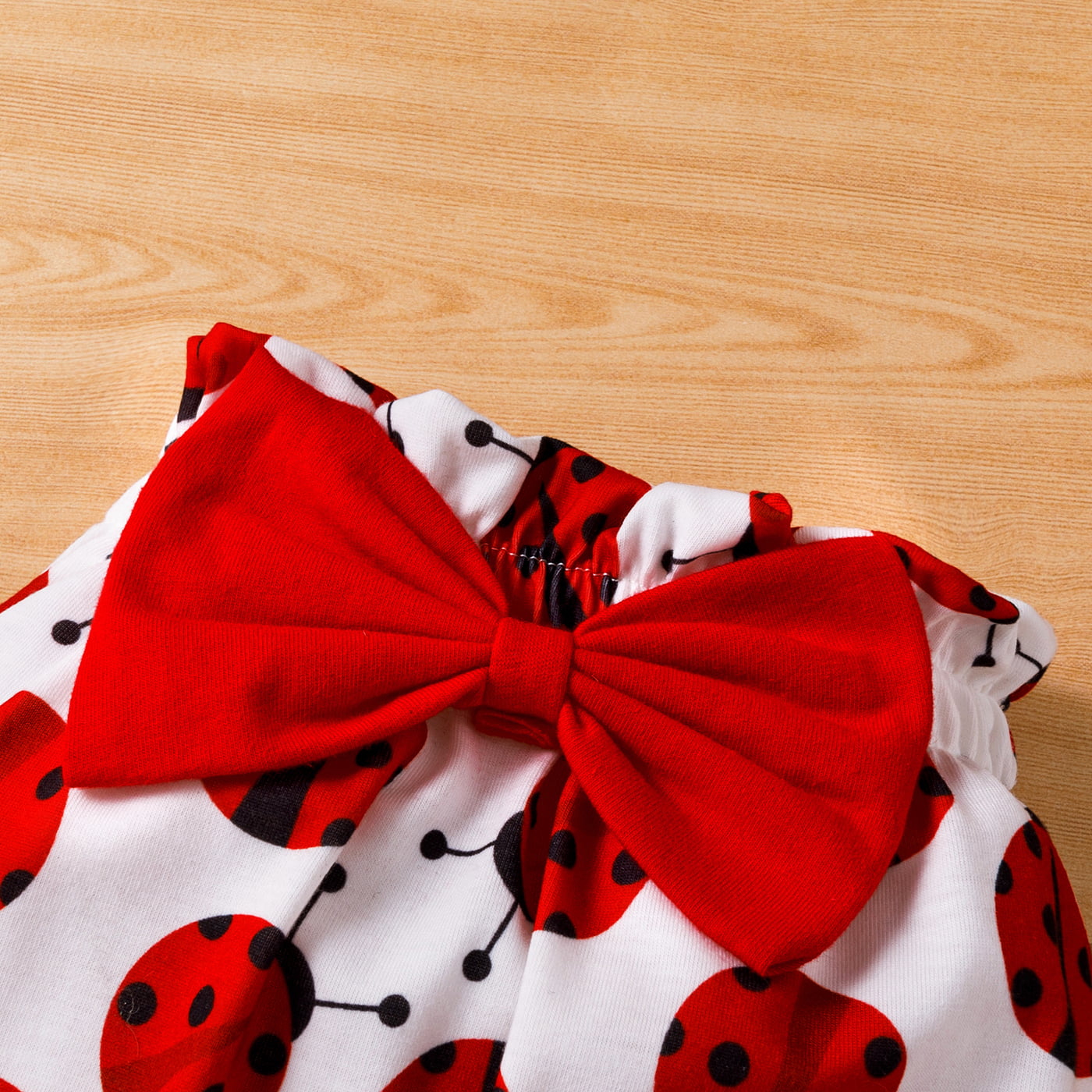 2pcs Ladybug Pattern Bowknot Decor Long-sleeve Baby Set