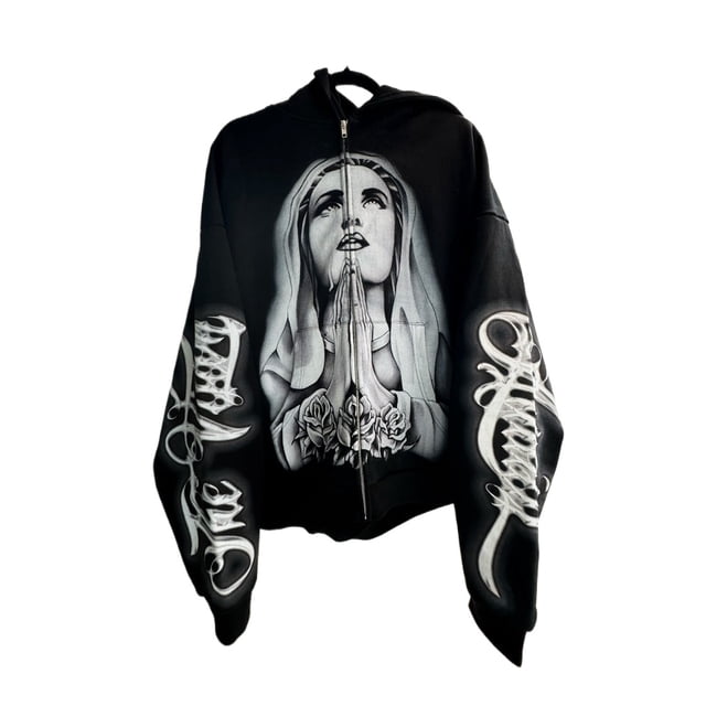 y2k-sudaderas con capucha de manga larga para hombre y mujer, abrigos, estilo harajuku, hip hop, holgado, con cremallera, vintage, ropa de calle Sudadera negra holgada con capucha y cremallera frontal; vista frontal centrada con hombros caídos y mangas largas. Estampado blanco grande: figura arrodillada con manos juntas y rosas en el torso, caligrafía ornamental en ambas mangas. Tejido grueso de algodón/poliéster, cremallera metálica visible, fondo blanco liso; apropiada como capa casual para otoño e invierno.