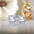 thumbnail image 2 of JeenMata Aros Tipo Botón con Solitario de 4 Puntas de Moissanita de Corte Princesa de 4 Quilates en Baño de Oro Blanco de 18 K sobre Plata, 2 of 6