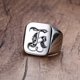 thumbnail image 1 of Anillo de sello con iniciales Retro Vnox para hombre, 18mm, sello pesado voluminoso, banda masculina, letras de acero inoxidable, regalo de joyería personalizado para él Tan Jianjun unisex, 1 of 2