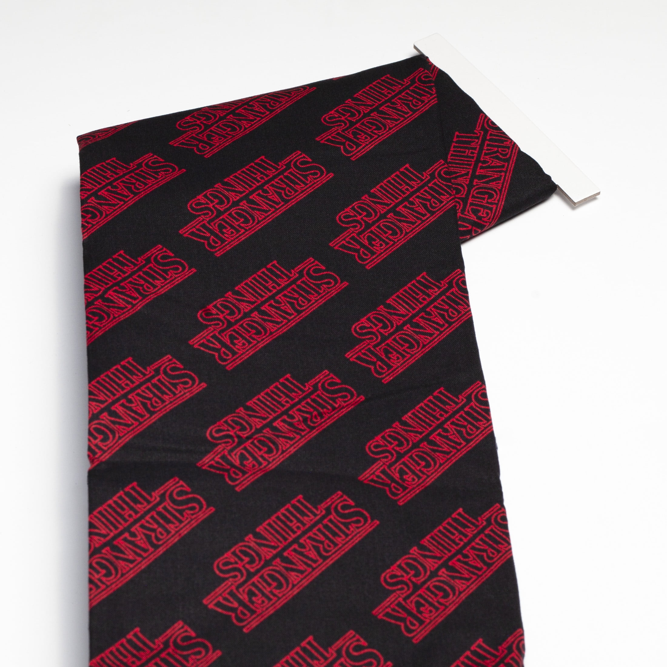 黒と白の織り生地　STRANGER 2 pack) Stranger Things 1 Yard Logo AOP Black Fabric by the
