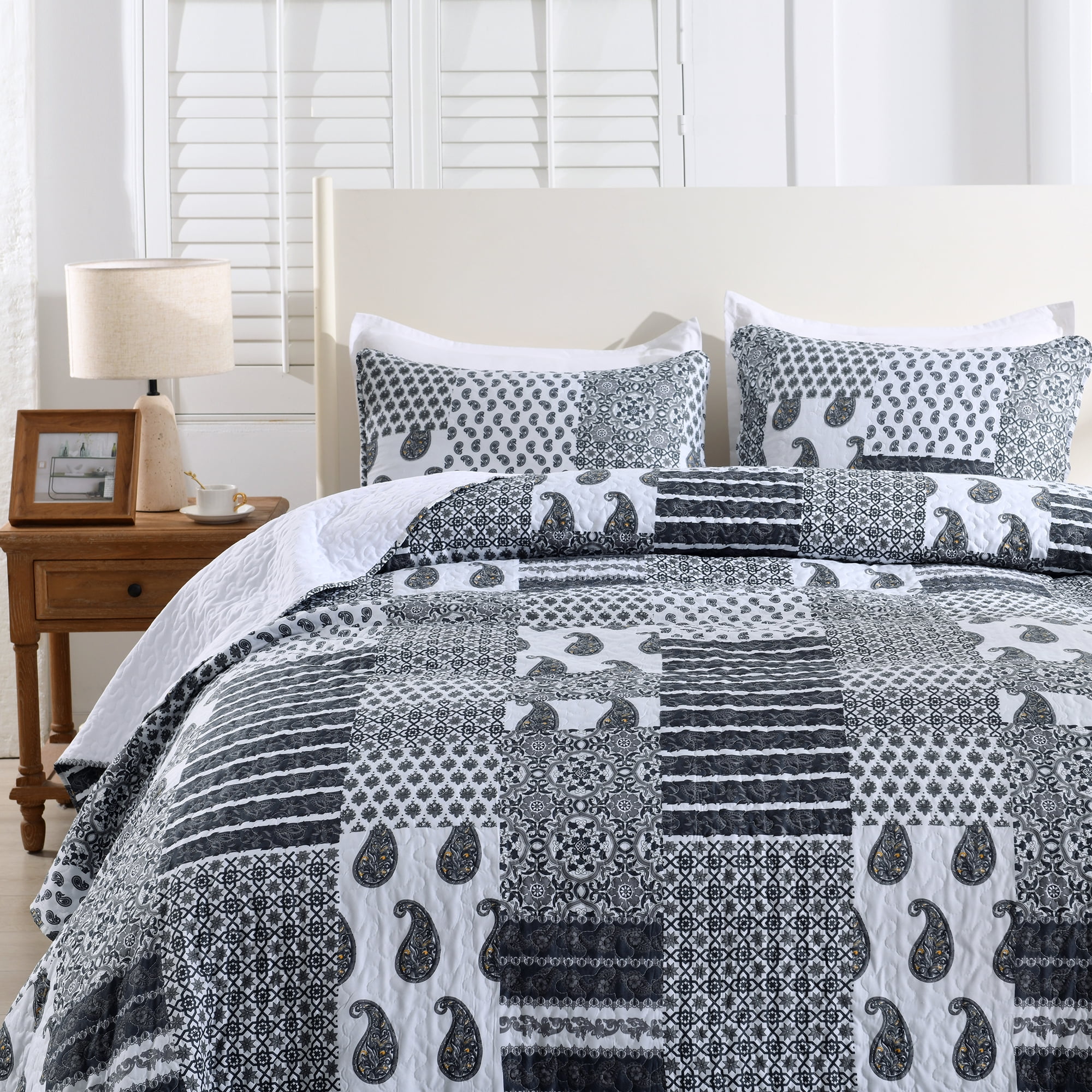 King Size Quilt Set, GREAGLE 3-Piece Warm Lightweight Rustic Farmhouse Grey Coverlet Patchwork Full Bedspreads Set with Pillow Shams, 104x90 inch, Gray Paisley Plaid Print