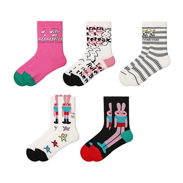 5 pares de calcetines para mujer, calcetines de tubo medio, calcetines de vacaciones, calcetines de vestir, calcetines casuales, calcetines tobilleros yinane calcetines de la tripulación. Paquete de cinco pares multicolor en vista frontal; silueta media que cubre el tobillo; algodón importado, elásticos y suaves, ligeros. Diseños impresos de conejitos de Pascua, estrellas, rayas y texto; punteras y talones contrastantes sobre fondo blanco. Suelen utilizarse también como detalle para empaques de regalo en Semana Santa.