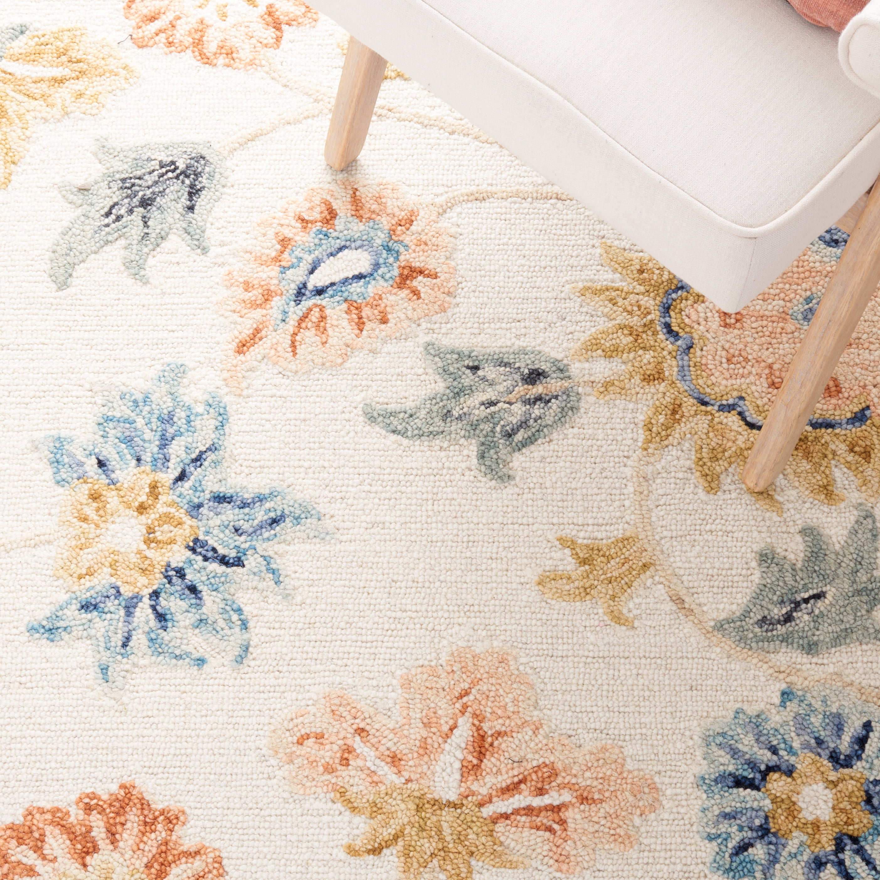 SAFAVIEH Metro Naira Floral Area Rug, Ivory/Grey, 6' x 6' Round