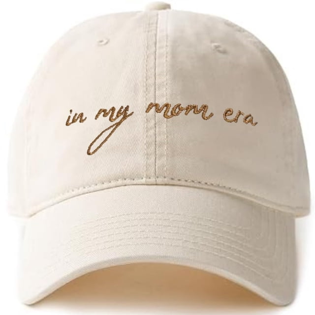 Gorra de béisbol GIFTGET «IN MY MOM ERA» de color beige con agujero alto para cola de caballo