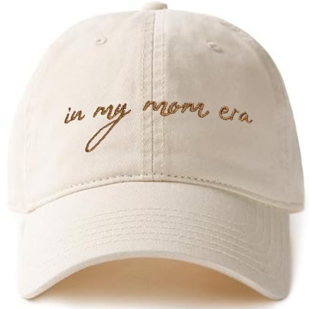 Gorra de béisbol GIFTGET «IN MY MOM ERA» de color beige con agujero alto para cola de caballo