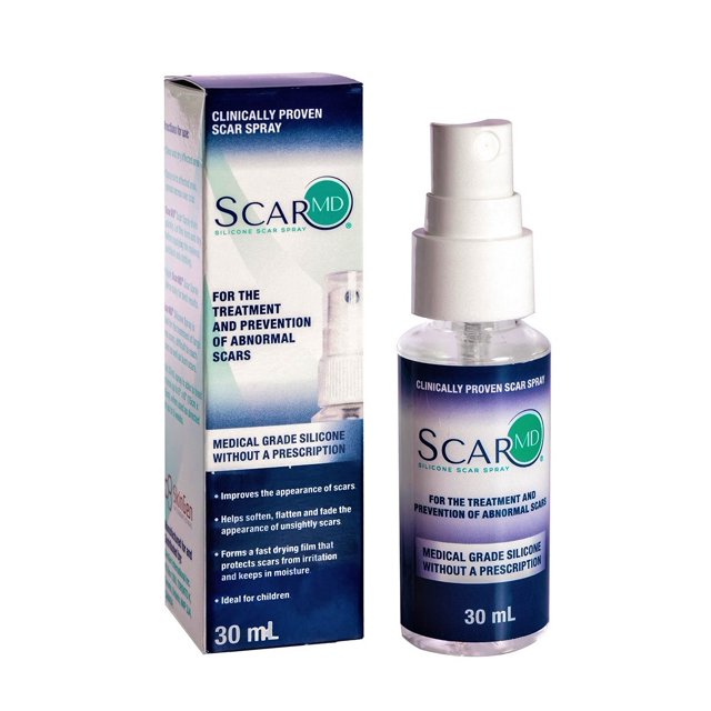 spray scarmd desvanece cicatrices de manera rápida profundas de la piel spray ScarMD 30 mL con atomizador, botella transparente y tapa blanca junto a su caja azul y blanca; indica silicona de grado médico, aporta hidratación y ayuda a la cicatrización; a menudo usado para suavizar áreas pequeñas de piel tras lesiones.