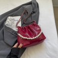 thumbnail image 3 of Bolso pequeño con cadena de perlas para mujer, nuevo bolso de cubo plisado con remaches de moda de 2024, bolso de mensajero de hombro popular de verano, 3 of 5