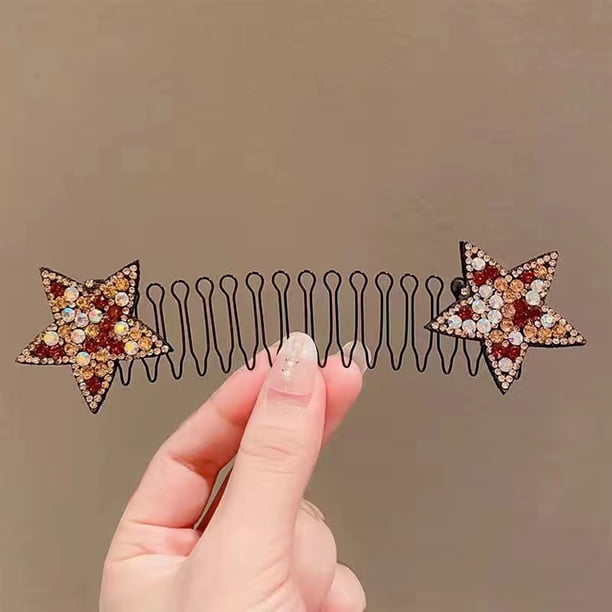 La parte posterior de la cabeza se fija con una horquilla invisible y una pinza elástica para el cabello con forma de estrella de colores.