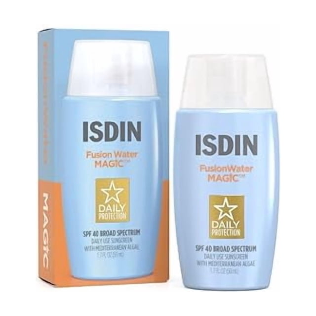 2pc fusion water magic, protector solar ultraligero de amplio espectro fps 40 con ácido hialurónico y vitamina e, 50 ml dos envases celestes con tapa blanca y caja a juego sobre fondo blanco; botellas cilíndricas compactas con etiqueta visible y sello dorado "Daily Protection", presentación para uso facial diario, 50 ml cada una.