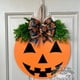 thumbnail image 1 of Letrero de madera para puerta delantera de Halloween, colgador de puerta para patio trasero, regalos de inauguración de la casa de dibujos animados, 1 of 6