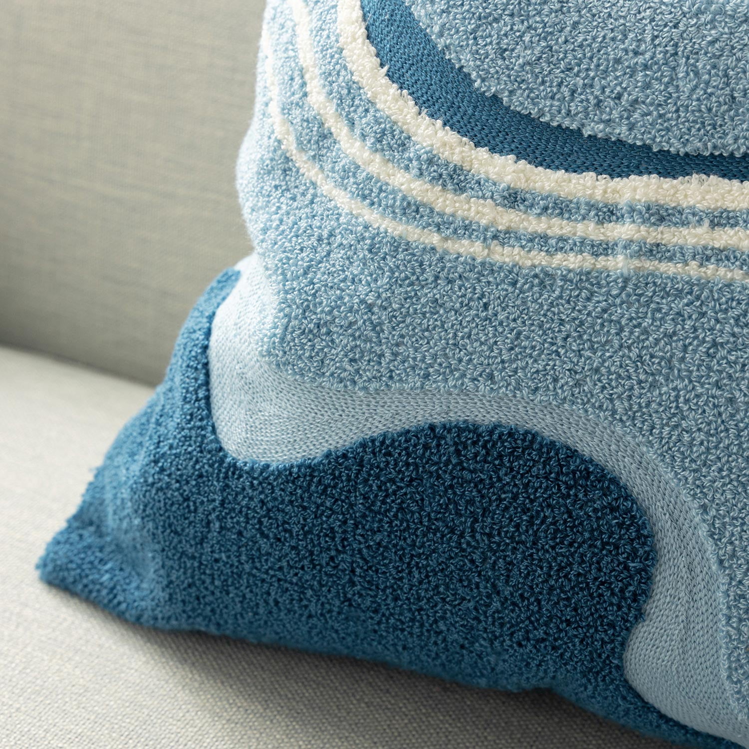 Phantoscope Tufted Wave Pattern Decorative Throw Pillow with Insert, Abstract Curved Design, Blue and White, 18 x 18 in, 1 Pack