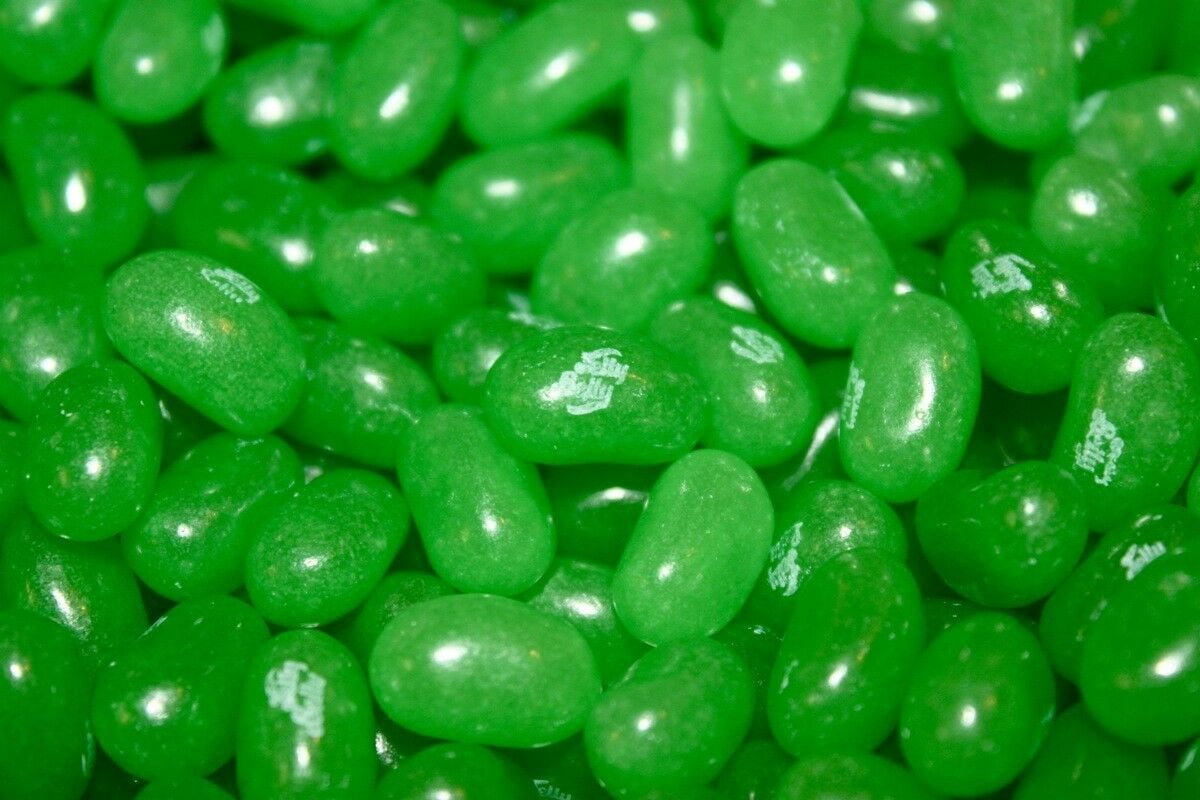 Green jelly. Конфетка зеленый. Зеленые конфеты. Жевательные конфеты зеленого цвета. Зеленое желе.