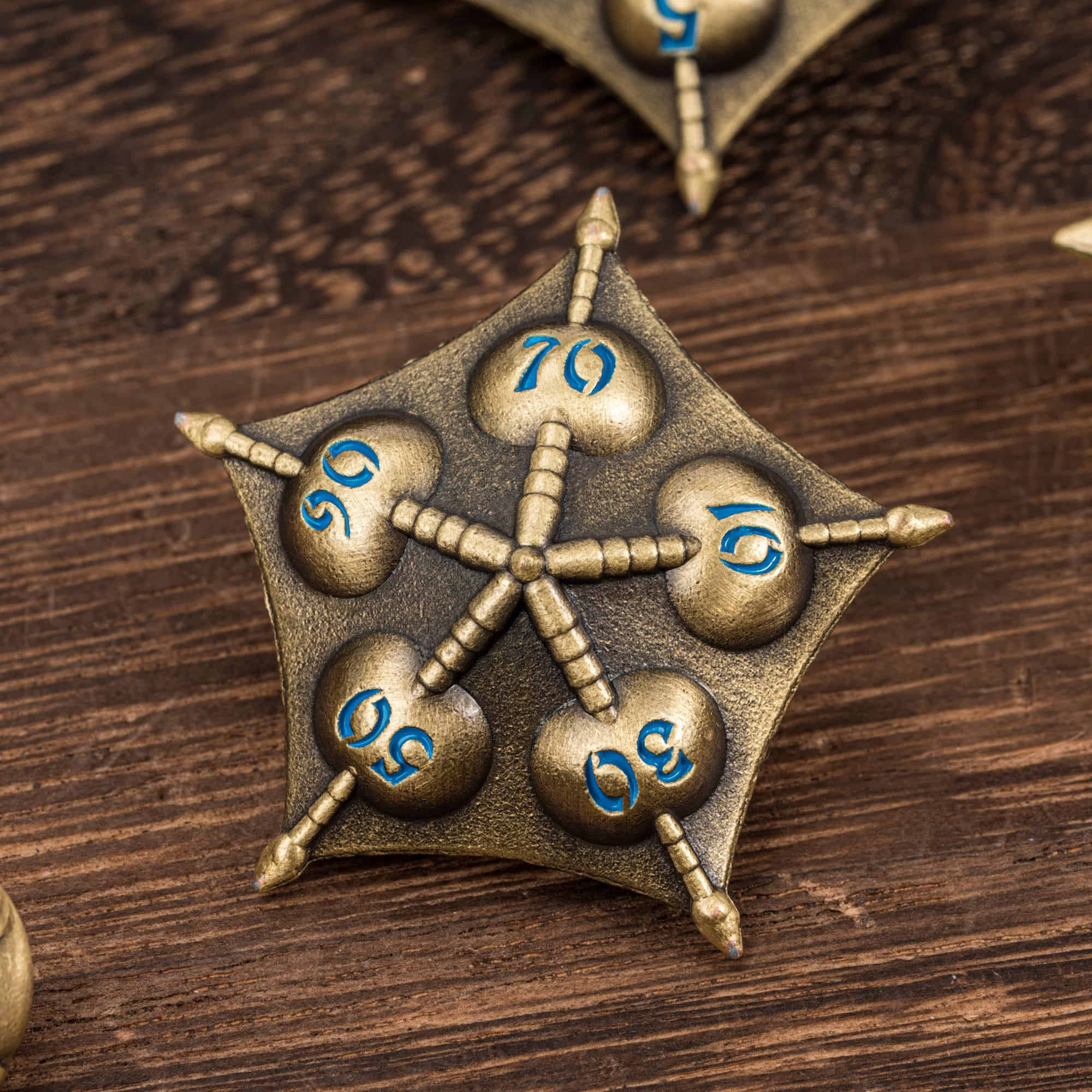 Cusdie Metal DND Dice Set, 7 die Metal Polyhedral D&D Dice Set Dragon Theme Dice for DND Dungeons and Dragons TTRPG Role Playing Games