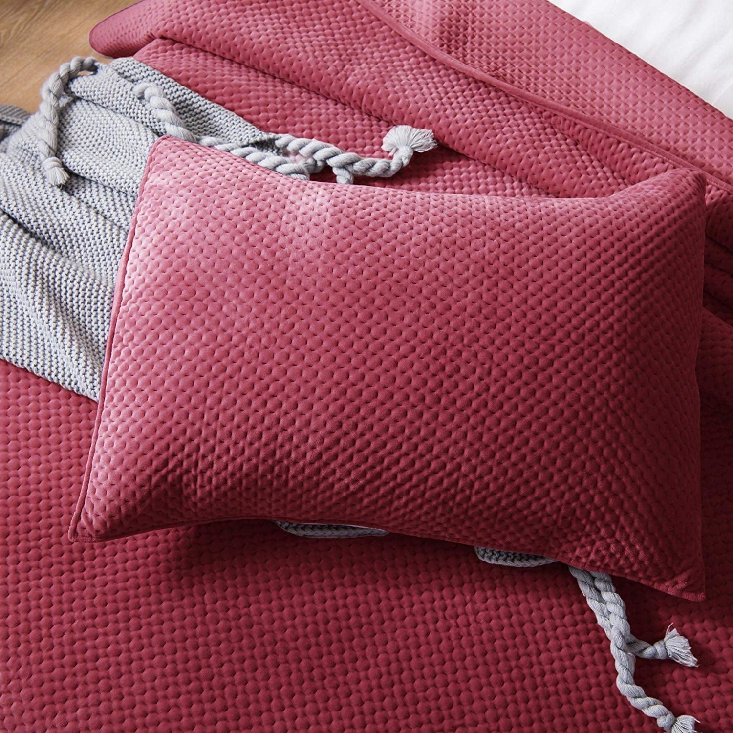 Kasentex  All Season Plush Poly Velvet Lavish Design Quilt Set Soft and Warm Machine Washable Coverlet Red Queen