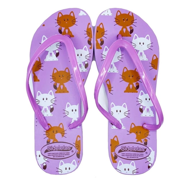 Sandalia Sideletas T 26 Gatitos Lil, sandalias casuales color lila con estampado repetido de gatitos blancos y naranjas, tiras plásticas flexibles y suela sintética antideslizante, ideales para uso en playa y ambientes húmedos, también usadas comúnmente para actividades al aire libre.